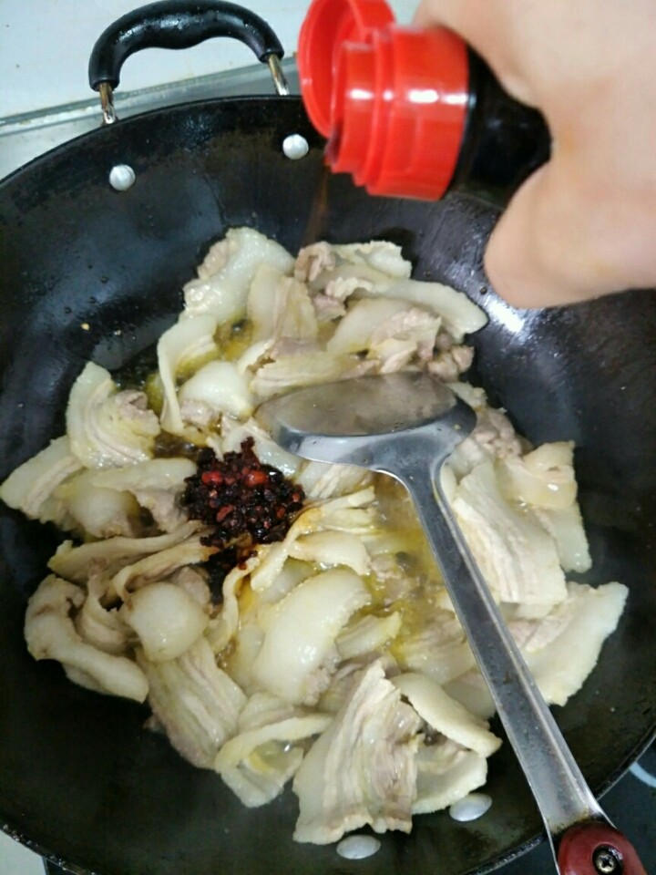 盐煎肉,下入老干妈,生抽,花椒