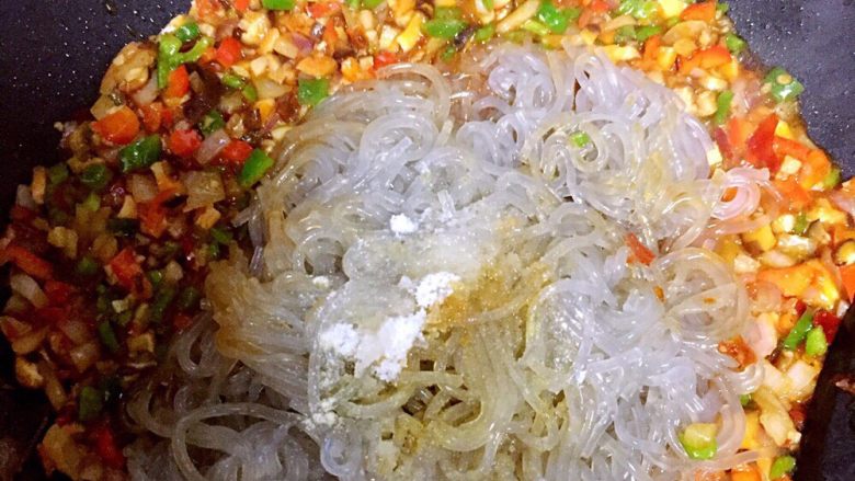 肉末炒粉丝,倒入粉丝,加生抽,白糖,白胡椒调味
