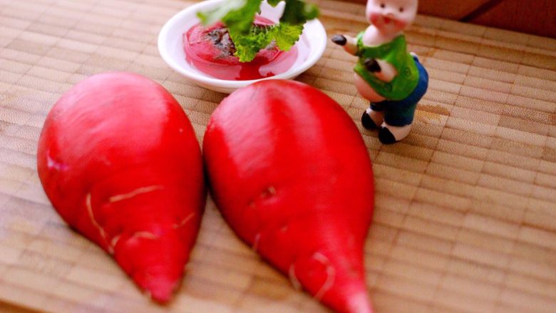 酸甜萝卜花(王氏私房菜),从中间切两半