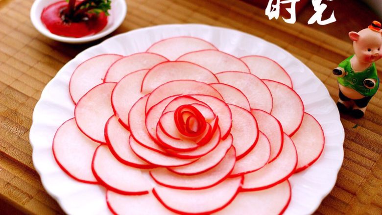 酸甜萝卜花(王氏私房菜),放在萝卜花的中间即可、一盘漂亮又美味的酸甜萝卜花就做好了、是不是很简单哟、但是颜值爆棚哟……