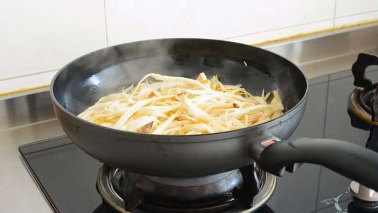 【孜然杏鲍菇】PK烧烤金针菇,完胜~,慢慢煸炒到水分殆尽。
别着急添加任何调料,
如果有点粘锅就把火调小一些~
