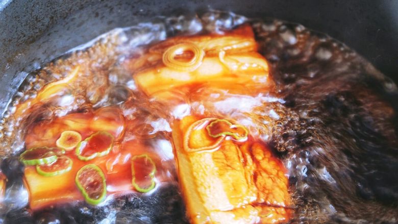 肥而不腻 香糯酥烂的 东坡肉,盖上锅盖,开小火煮2小时