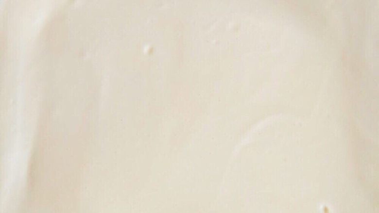 美味快手蛋糕卷 小四卷,先把三分之一的蛋白霜倒入蛋黄糊内,搅拌均匀(不要画圈圈,会消泡!使用翻拌手法,不明白的亲人可以百度看下视频,文字不好描述)翻拌好的面糊倒入蛋白中继续搅拌,搅拌好后倒入烤盘