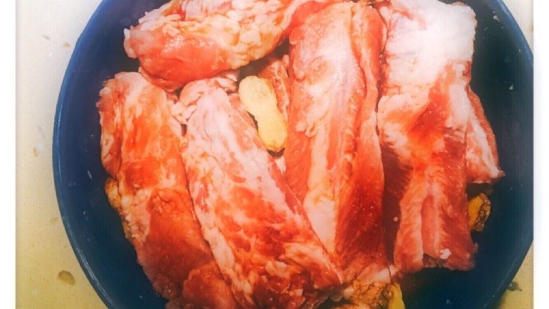 懒人红烧排骨(少油版),肋排忘记让卖肉大叔砍小了……这个大小也就将就下哈
肋排洗干净,放料酒,生抽和生姜把肋排腌一下,先腌上再去做其他的准备,多点腌的时间