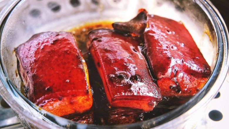 肥而不腻 香糯酥烂的 东坡肉,放入蒸锅,大火蒸20分钟再闷10分钟,即可
(蒸肉的作用是让肉入口即化,颜色更透亮,把油蒸出来,没有耐心可以省略,但成品会有点腻)