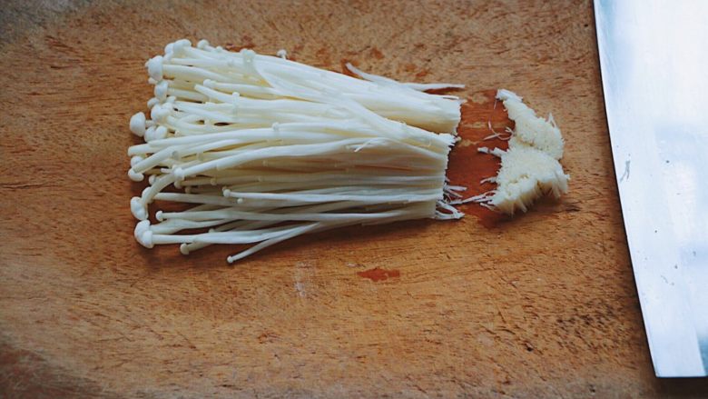 锡纸花蛤粉丝(懒人必备),<a style='color:red;display:inline-block;' href='/shicai/ 234'>金针菇</a>洗净,切去根部备用~