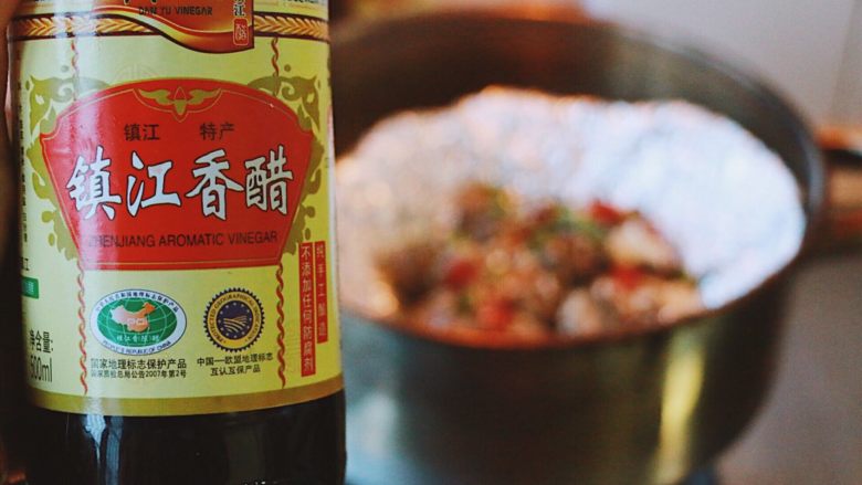 锡纸花蛤粉丝(懒人必备),倒入适量食醋