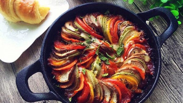 <span style="color:red">普罗</span><span style="color:red">旺斯</span><span style="color:red">烩</span><span style="color:red">菜</span>～《Ratatouille》<span style="color:red">蔬菜</span><span style="color:red">杂烩</span>