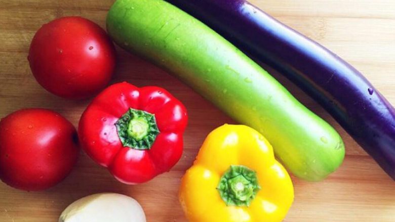 普罗旺斯烩菜~《Ratatouille》蔬菜杂烩,准备食材,清洗沥干水分。