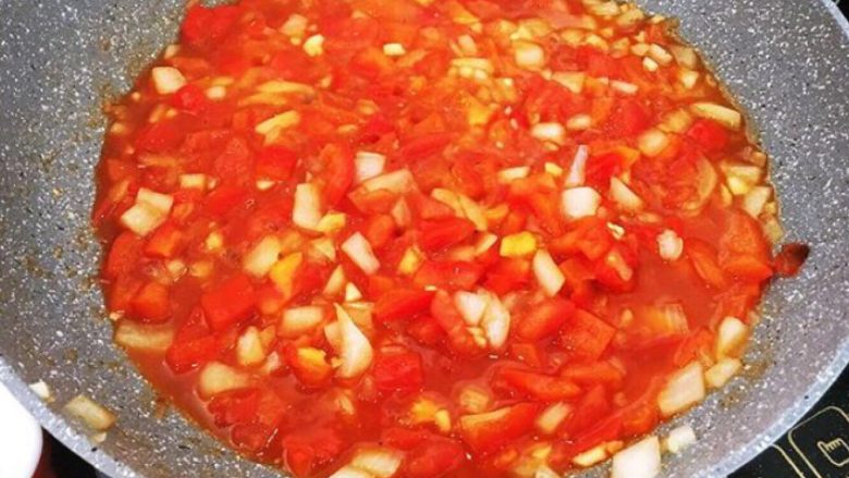 普罗旺斯烩菜~《Ratatouille》蔬菜杂烩,加入西红柿和番茄酱,用胡椒粉、糖、盐调味。