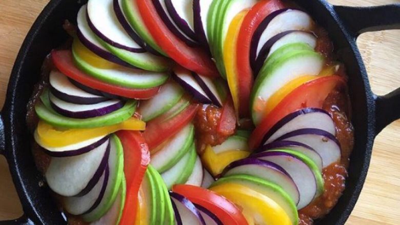 普罗旺斯烩菜~《Ratatouille》蔬菜杂烩,酱汁铺在烤碗底部,摆上蔬菜片。