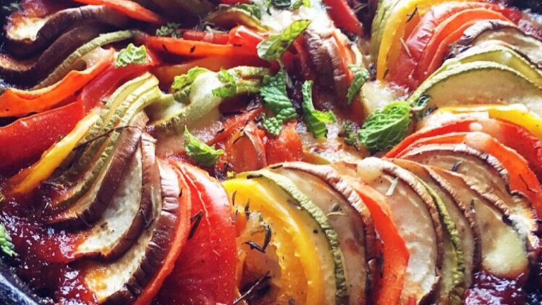 普罗旺斯烩菜~《Ratatouille》蔬菜杂烩,烤到30分钟时去掉锡纸,撒上百里香和<a style='color:red;display:inline-block;' href='/shicai/ 2784'>欧芹</a>碎继续烤熟即止。