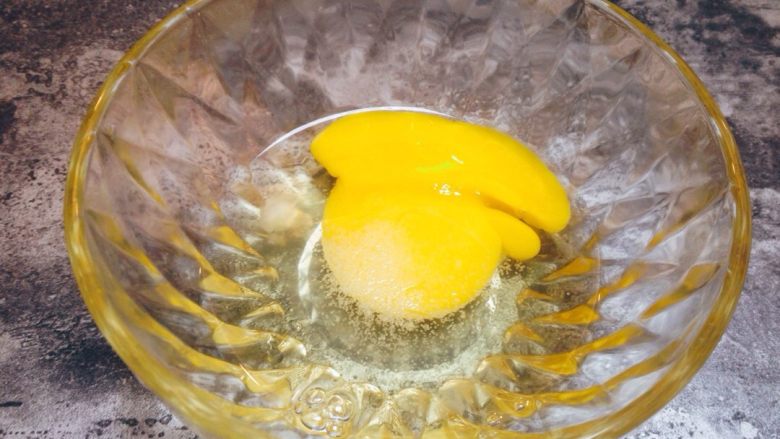 素蒸蛋,取干净碗打入一只<a style='color:red;display:inline-block;' href='/shicai/ 9'>鸡蛋</a>，放入少许盐（盐一定要少哦）。