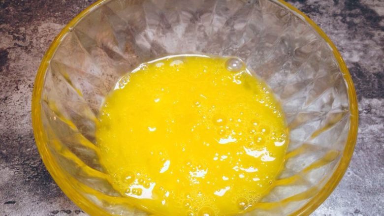 素蒸蛋,用筷子一个方向上下快速均匀打散。