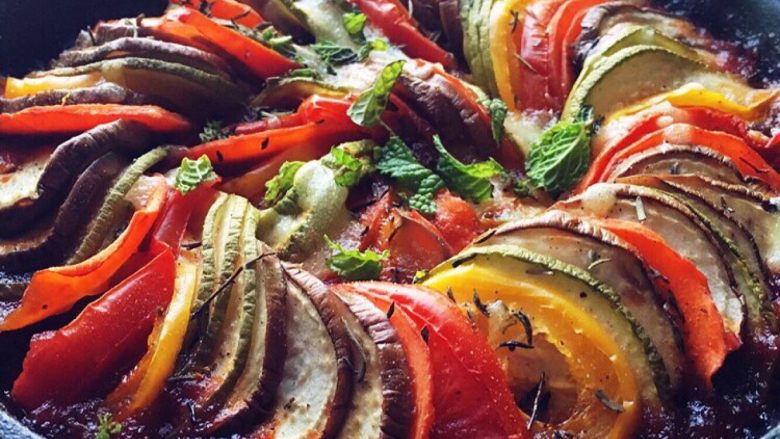 普罗旺斯烩菜~《Ratatouille》蔬菜杂烩,烤好后再放点欧芹装饰。