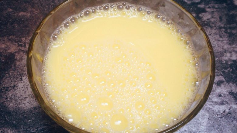 素蒸蛋,将温水参入蛋液中快速打均匀。