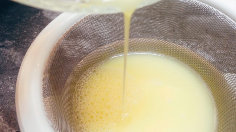 素蒸蛋,过滤掉蛋液中的气泡。