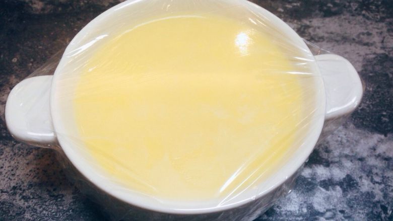 素蒸蛋,用保鲜膜密封碗口包至碗底。