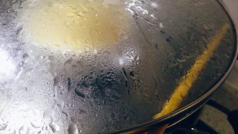 素蒸蛋,蒸制的过程锅盖必须留口，防止锅内汽压较高蛋液容易起蜂窝。