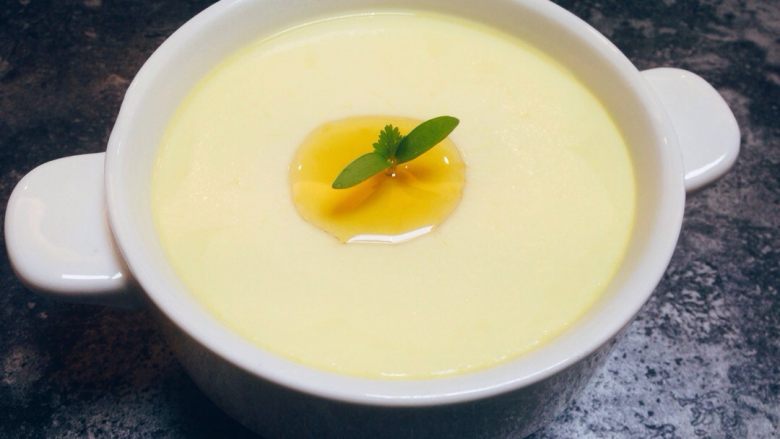 素蒸蛋,点缀香菜滴入<a style='color:red;display:inline-block;' href='/shicai/ 847'>香油</a>（自己家阳台种的香菜嫩芽）