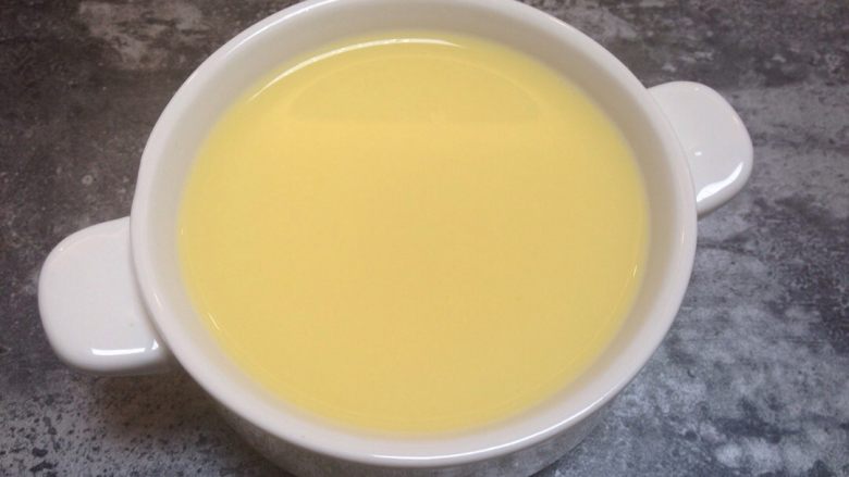 素蒸蛋,用厨房用纸轻轻吸掉蛋液边缘的细小气泡（或用小勺刮掉）