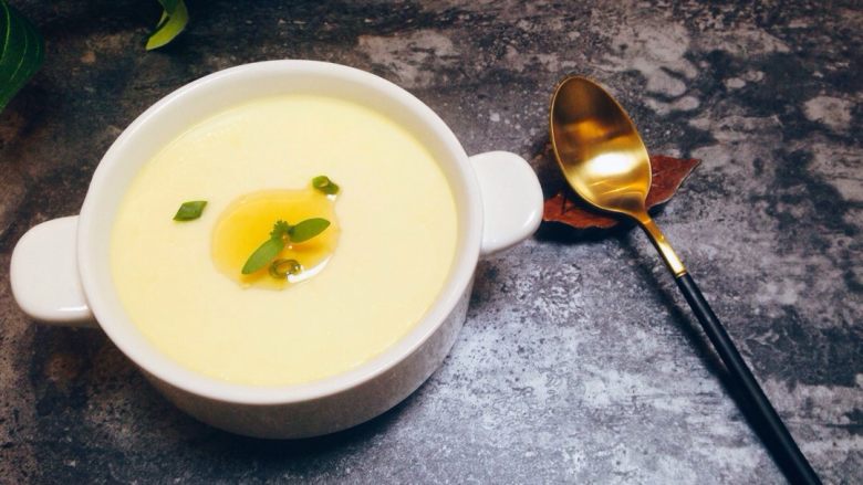 素蒸蛋,一盅最大限度保留蛋香的蒸蛋大功告成（最后调味可以根据个人喜好添加，不过个人还是喜欢这种简单清香暖胃的做法。）。