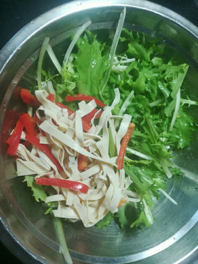 凉拌苦菊,彩椒丝,百叶丝,苦菊一起倒入大盆内。