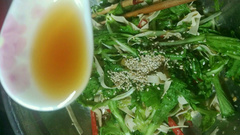 凉拌苦菊,最后撒上芝麻,淋上<a style='color:red;display:inline-block;' href='/shicai/ 847'>香油</a>拌匀。