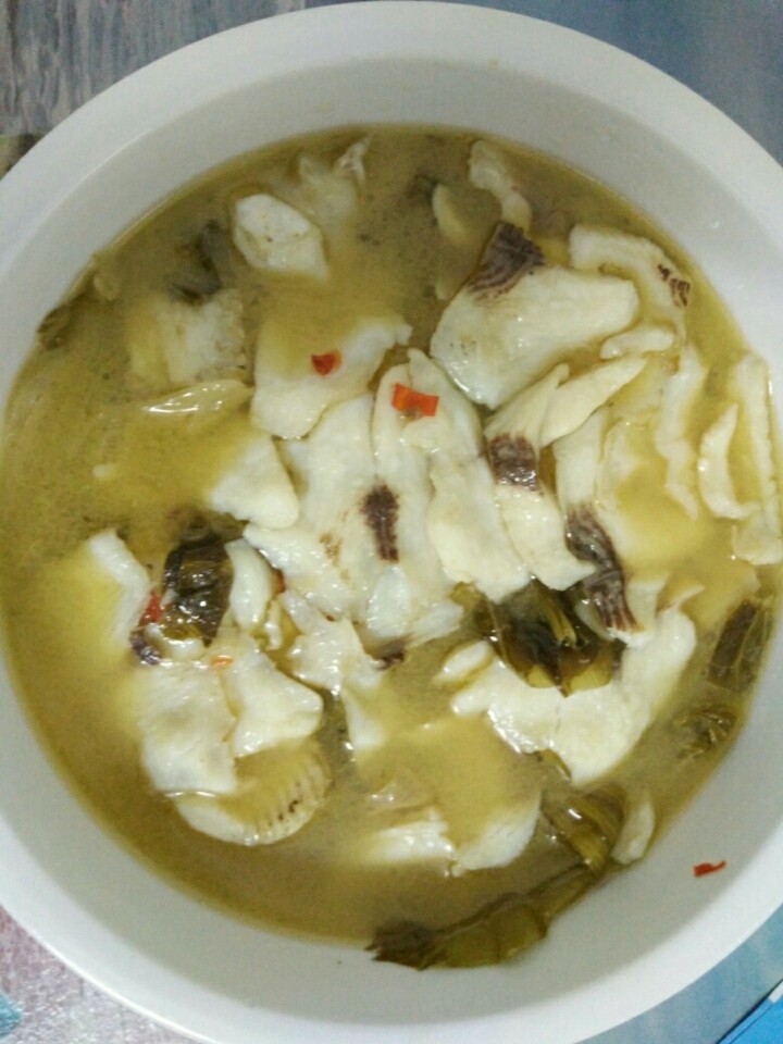 酸菜鱼,将鱼汤倒入碗内,