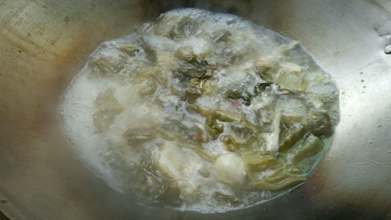 酸菜鱼,水要淹没菜,水开后煮2-3分钟,致鱼骨熟,试下汤的味道,在此之前不用加盐,因为酸菜是咸的