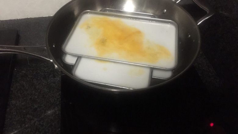 虾肠粉,放入锅中隔水蒸