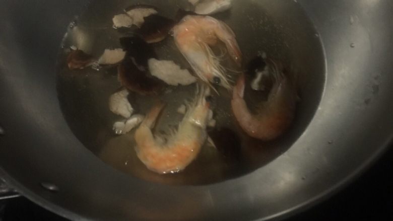 虾肠粉,泡十分钟后,同泡发的水一同倒入锅中,中火煮