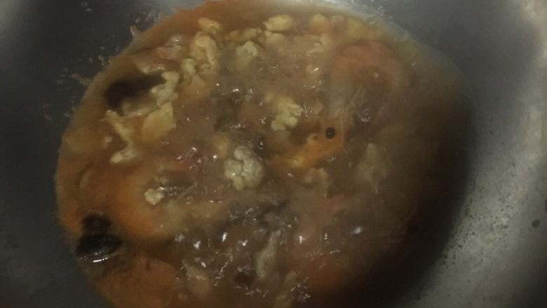 虾肠粉,煮沸三分钟后,加入盐、味道、辣椒粉