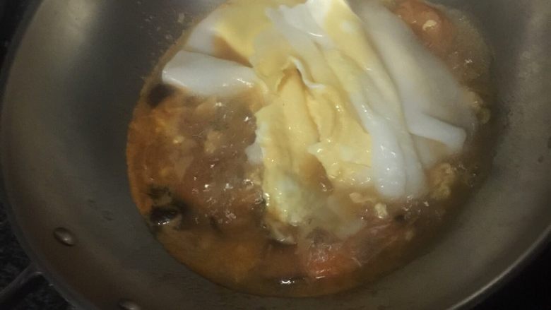 虾肠粉,如图,将肠粉放入锅中