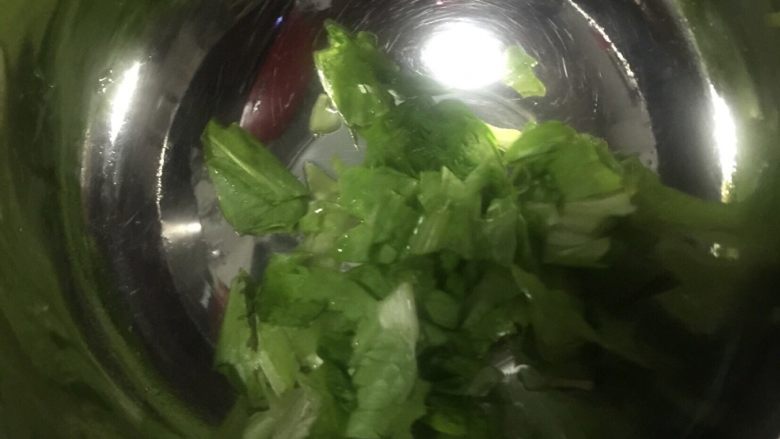 虾肠粉,青菜少许,切碎