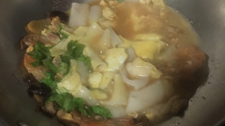 虾肠粉,如图,青菜放入锅中,加入少许油。再煮至青菜变色,熟。