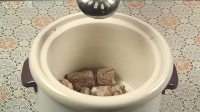 胡萝卜玉米排骨汤,准备一个炖锅,加入排骨。