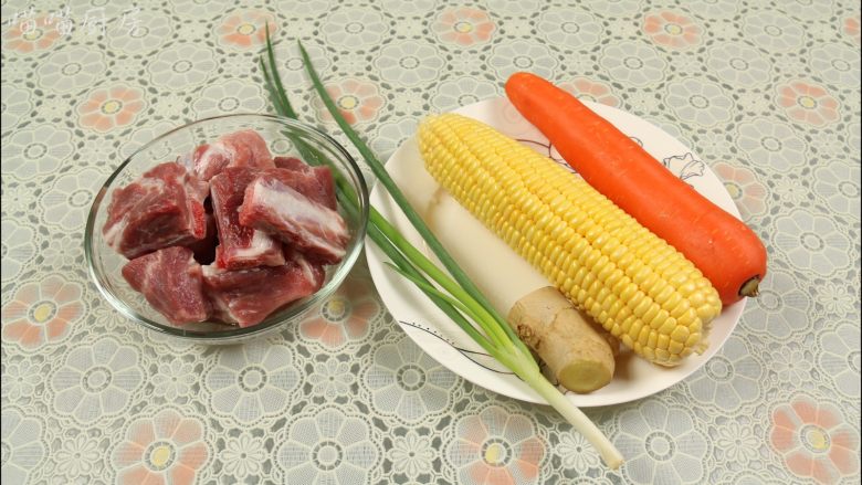 胡萝卜玉米排骨汤,准备的材料有：<a style='color:red;display:inline-block;' href='/shicai/ 434'>排骨</a>、<a style='color:red;display:inline-block;' href='/shicai/ 500'>玉米</a>、<a style='color:red;display:inline-block;' href='/shicai/ 25'>胡萝卜</a>、<a style='color:red;display:inline-block;' href='/shicai/ 3250'>葱</a>、<a style='color:red;display:inline-block;' href='/shicai/ 37'>姜</a>。