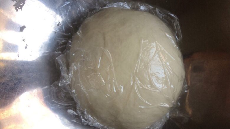 河南烩面片,保鲜膜覆盖面团,醒发一下,半个小时左右即可