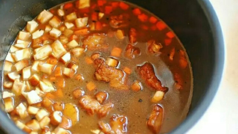 排骨闷饭,再把锅中的排骨连同汤汁一起倒入电饭煲里,用标准煮饭模式煮好后再焖十分钟。