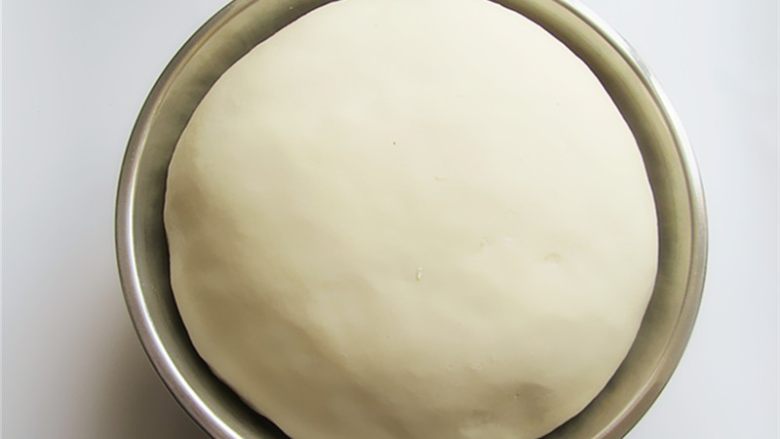 玉米馅葱香饼,饧发至原来的两倍大即可取出加50克的干面粉反复揉排气,揉好的面放5分钟