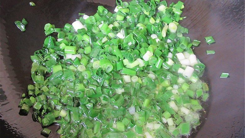 玉米馅葱香饼,热锅温油,放入葱花炸出香味