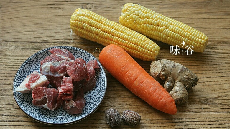 把春天喝进胃里的(田园猪骨汤),准备好材料。