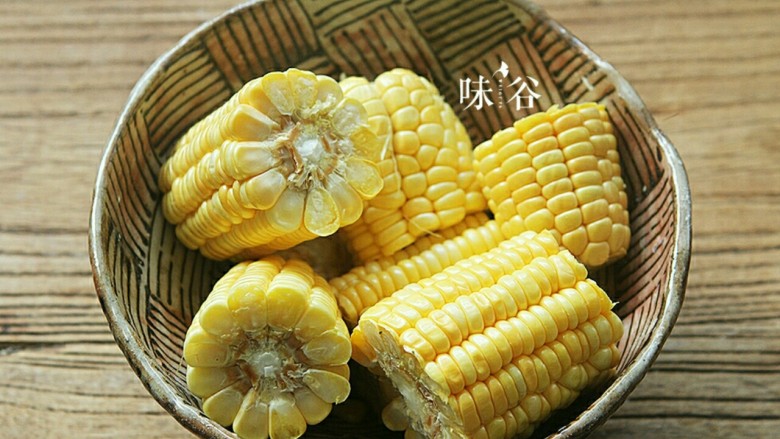 把春天喝进胃里的(田园猪骨汤),<a style='color:red;display:inline-block;' href='/shicai/ 500'>玉米</a>去皮、切块。
