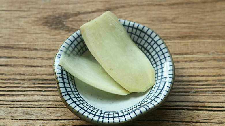 把春天喝进胃里的(田园猪骨汤),切好两片<a style='color:red;display:inline-block;' href='/shicai/ 37'>姜</a>。主要为了去除膻味。