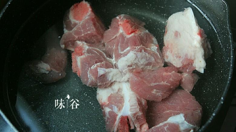 把春天喝进胃里的(田园猪骨汤),锅里加入洗净斩件的排骨加凉水烧开,煮出浮沫血水.