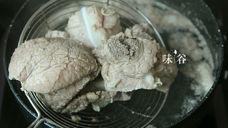 把春天喝进胃里的(田园猪骨汤),1分钟后捞起来冲洗干净待用。