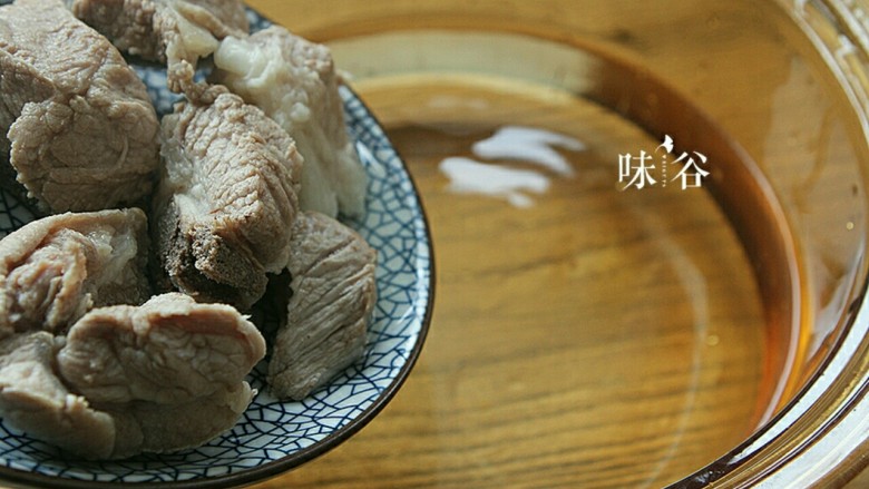 把春天喝进胃里的(田园猪骨汤),一次性加入足够的清水,把<a style='color:red;display:inline-block;' href='/shicai/ 947'>猪骨</a>放进锅里。