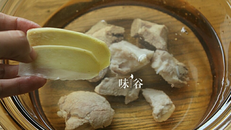 把春天喝进胃里的(田园猪骨汤),把姜片和<a style='color:red;display:inline-block;' href='/shicai/ 615'>蜜枣</a>也放进去。