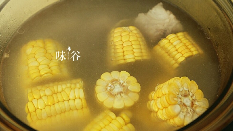 把春天喝进胃里的(田园猪骨汤),1小时后加入玉米。
